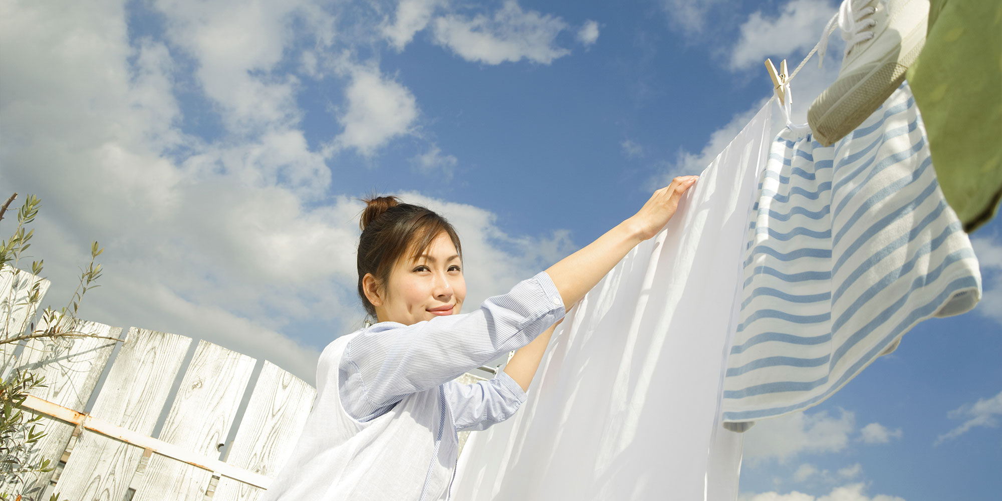 洗濯物を干す女性