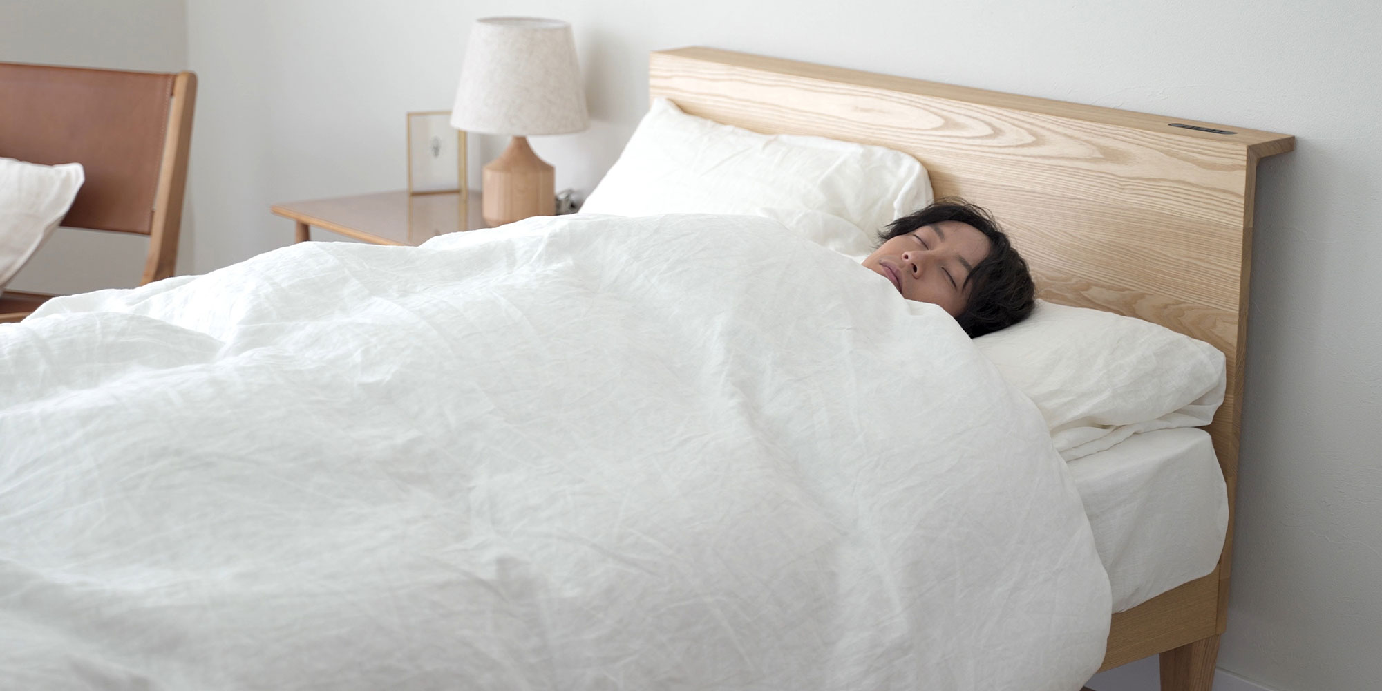 ベッドで眠る男性