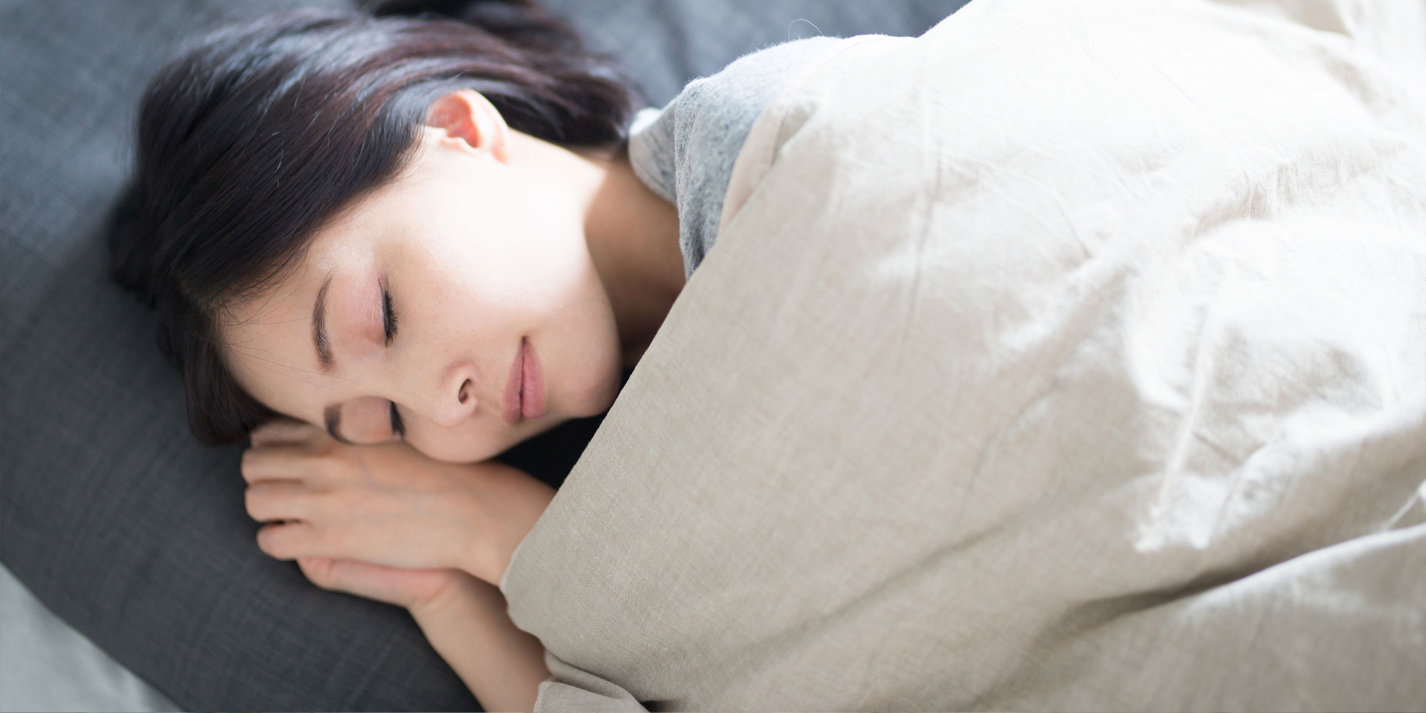 眠る女性