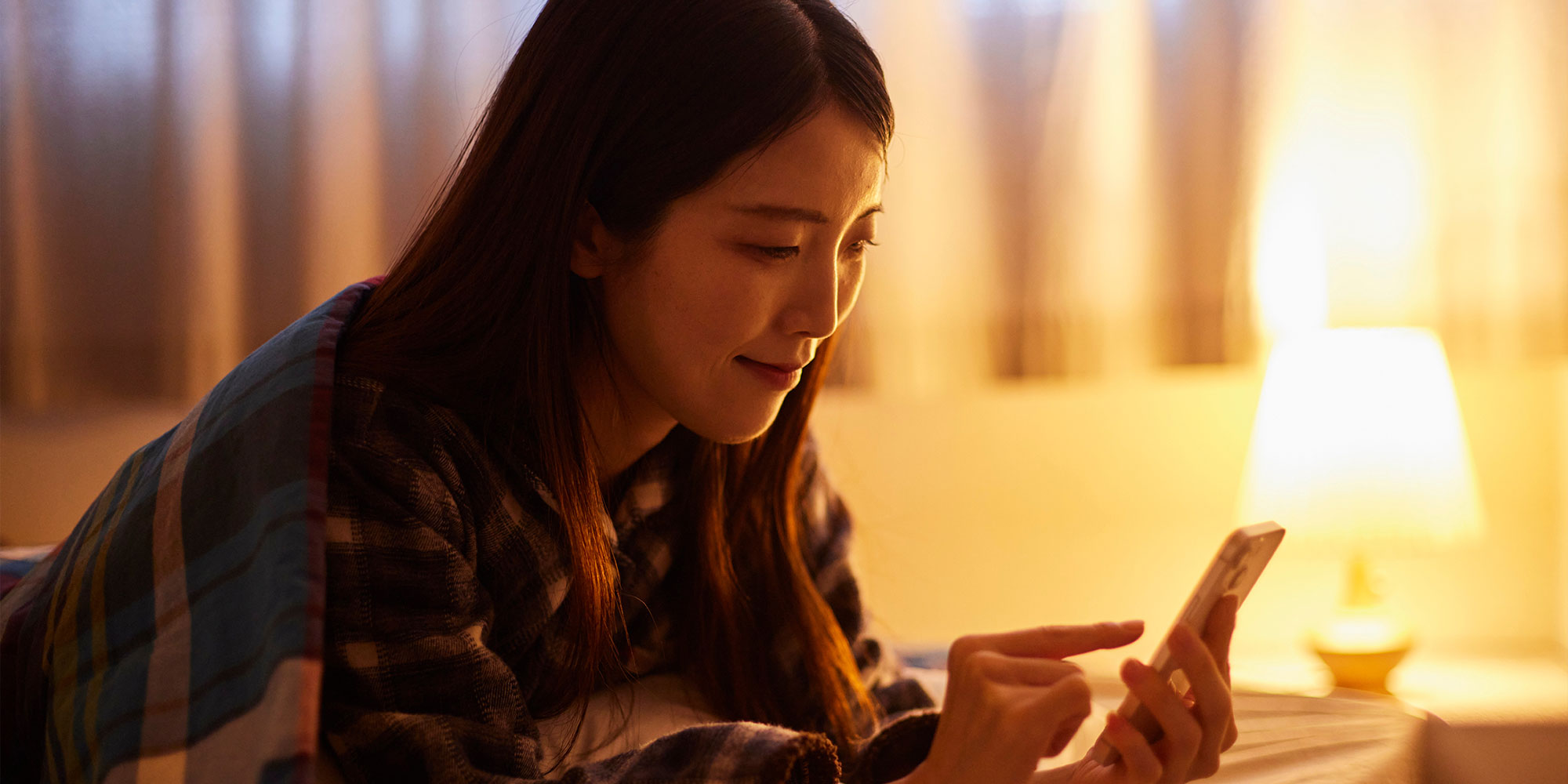 スマホを触る女性