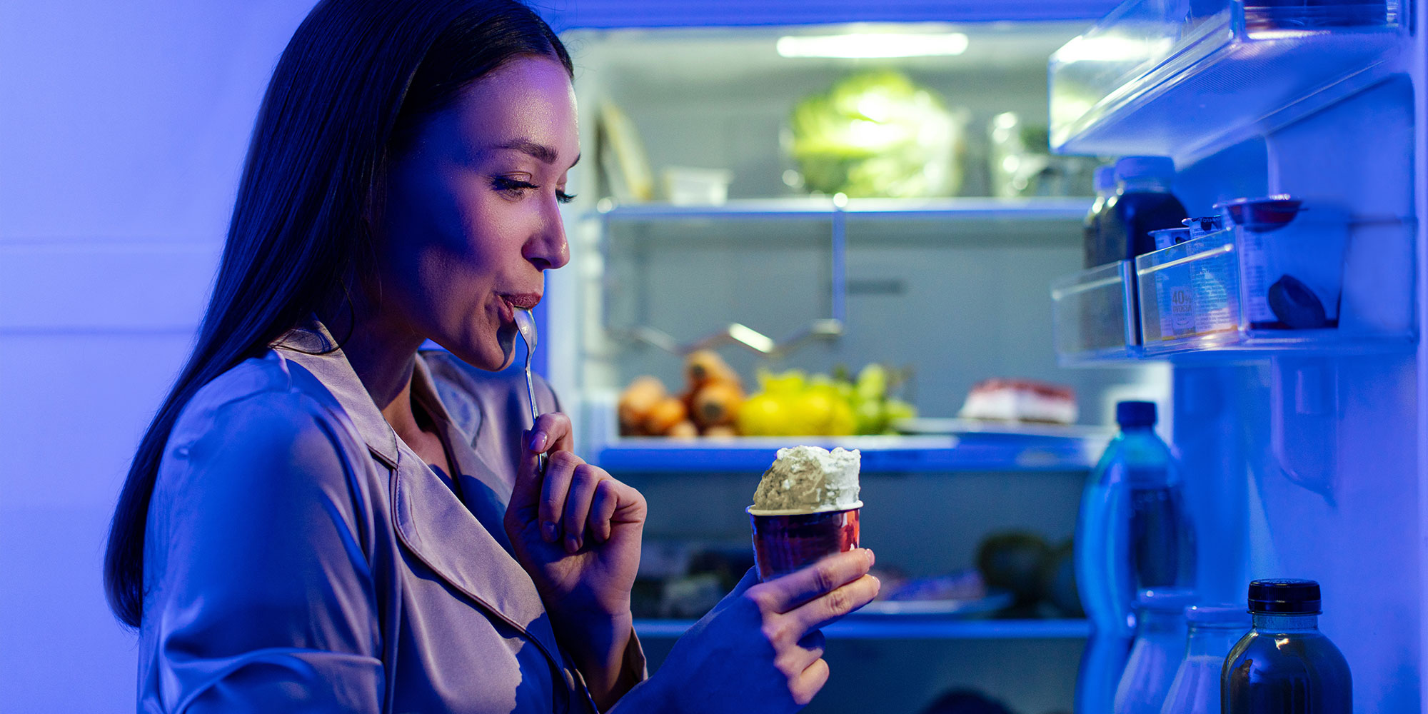 夜食を食べる女性