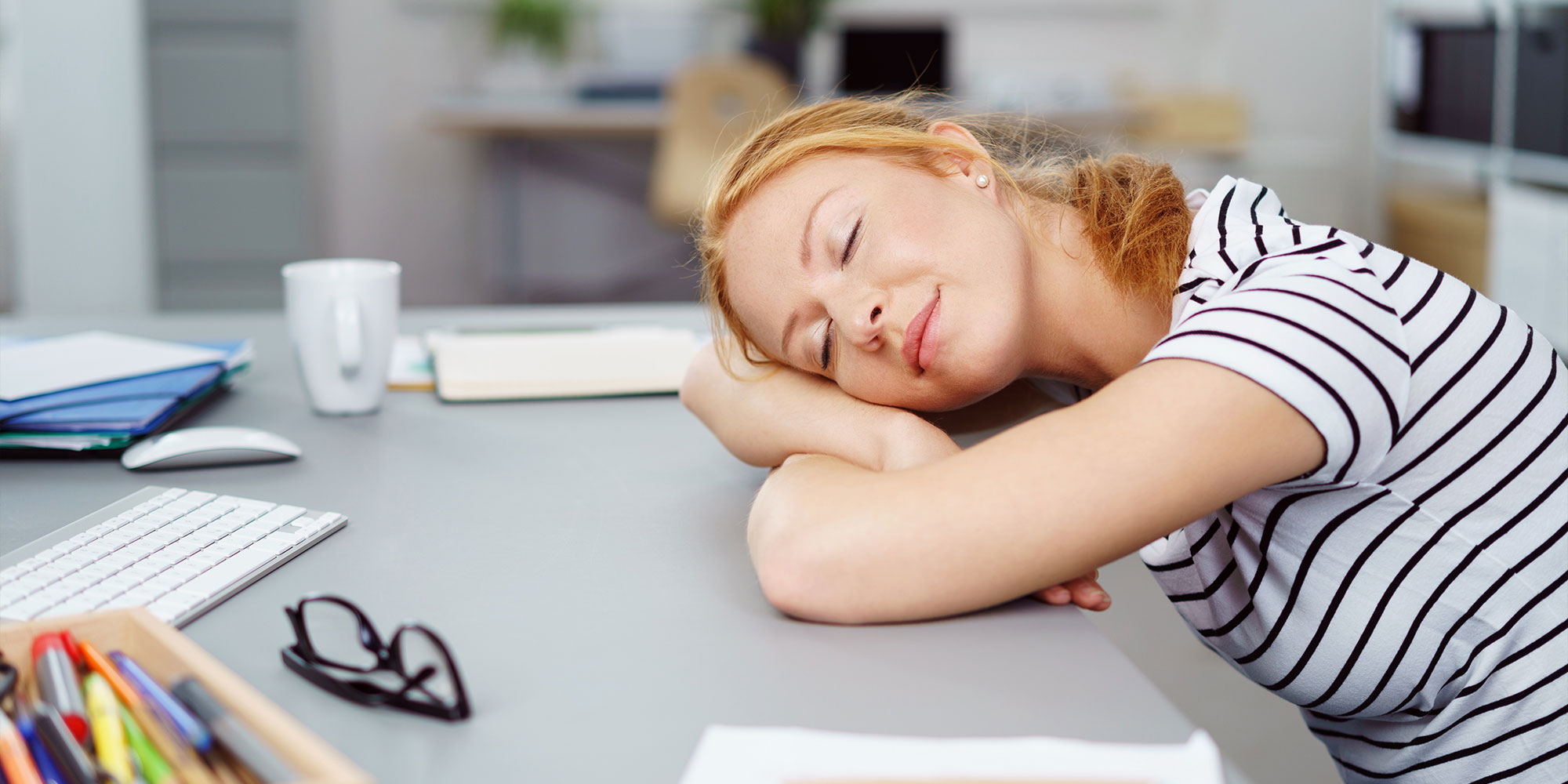 昼寝をする女性