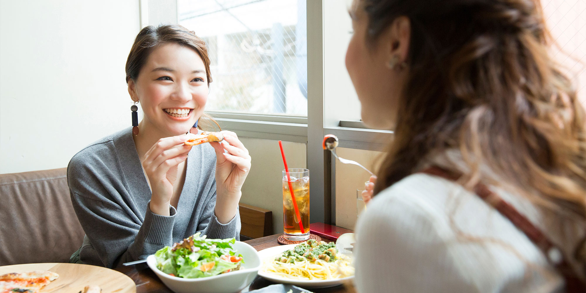 ランチをとる女性たち