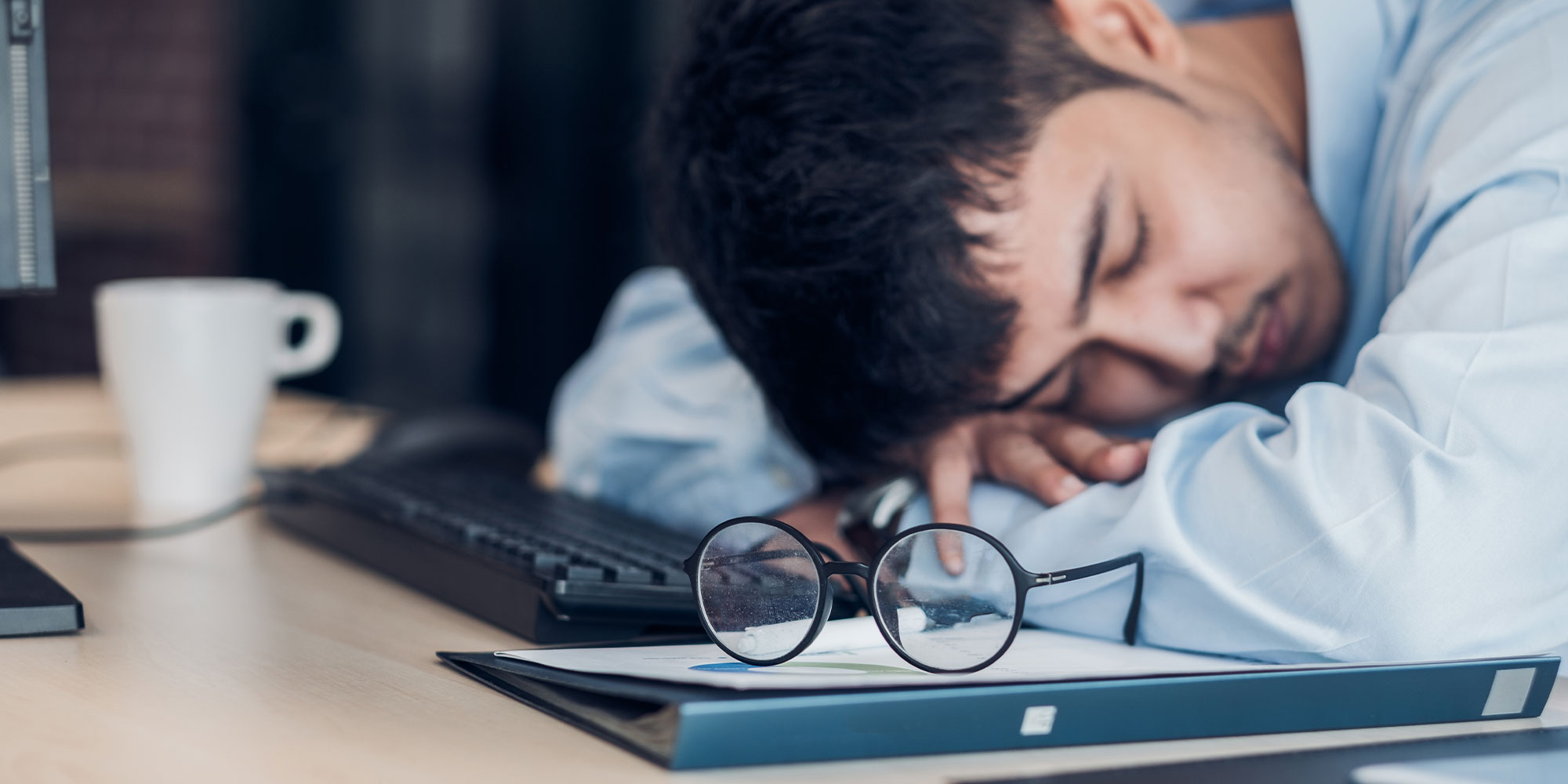 昼寝をする男性