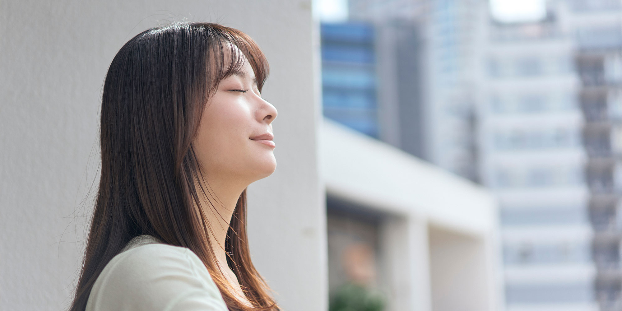 深呼吸する女性