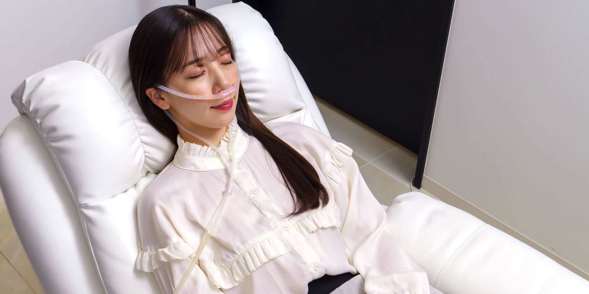 水素を吸う女性