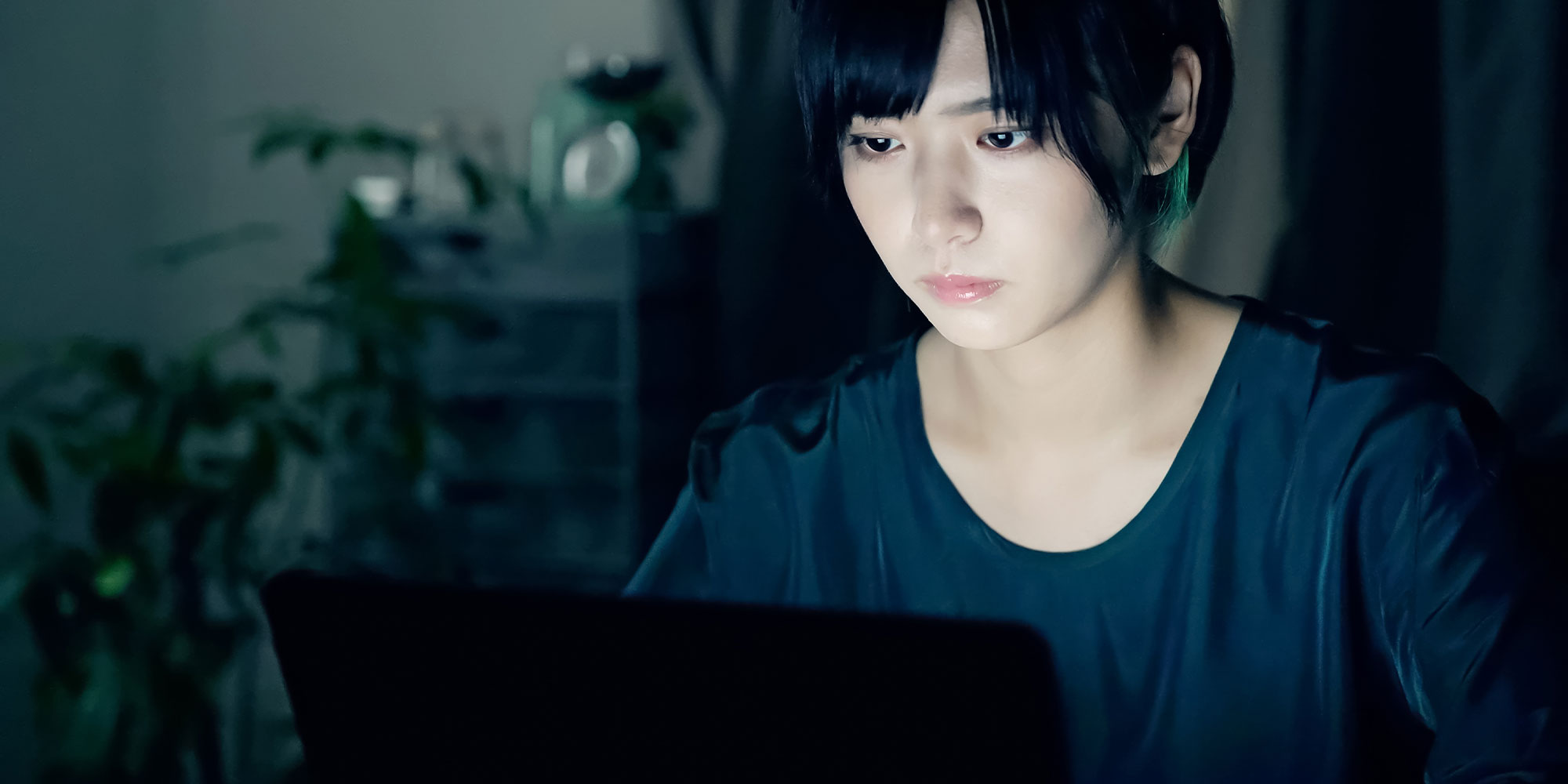 徹夜で作業をする女性