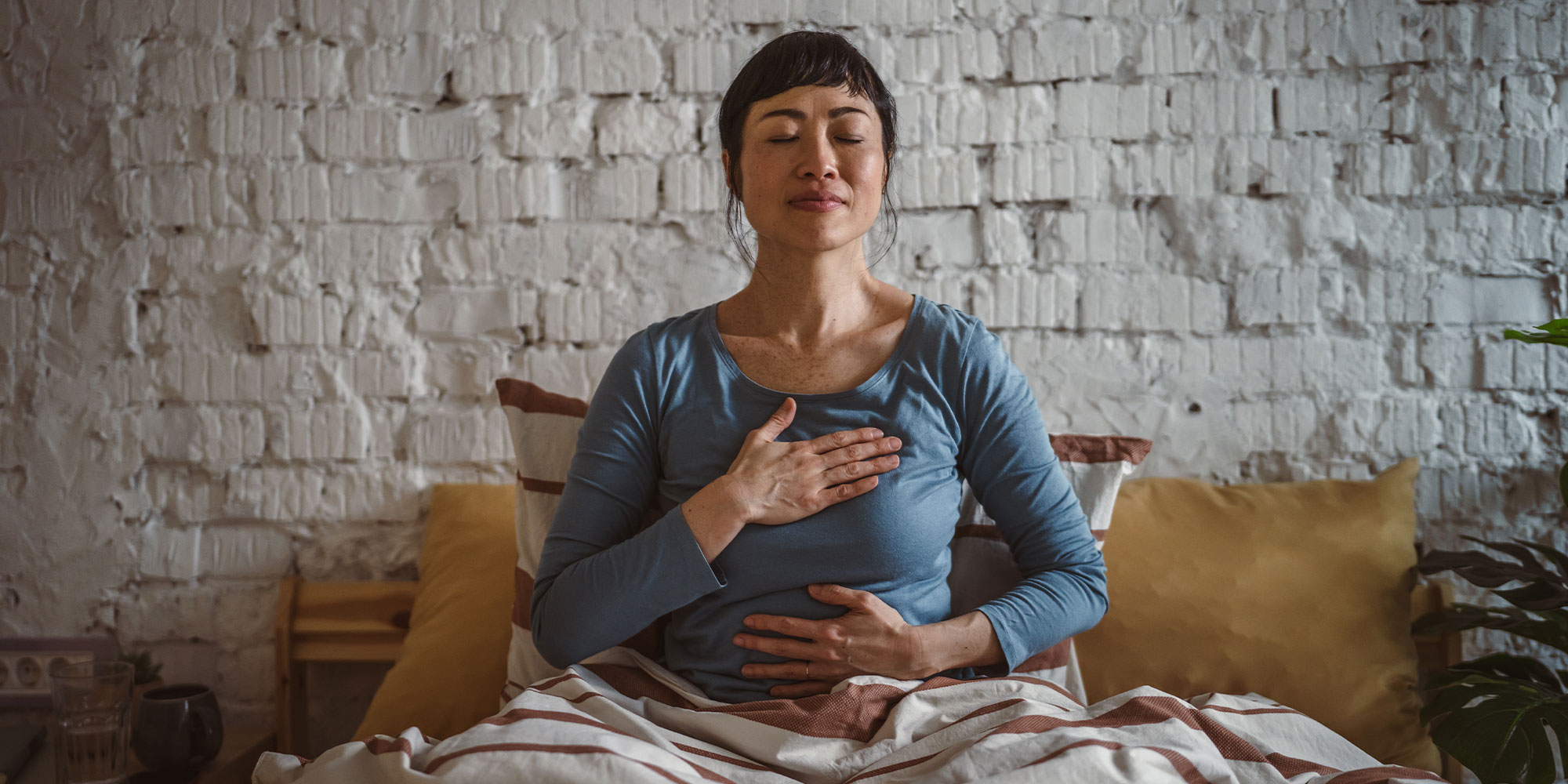 深呼吸する女性