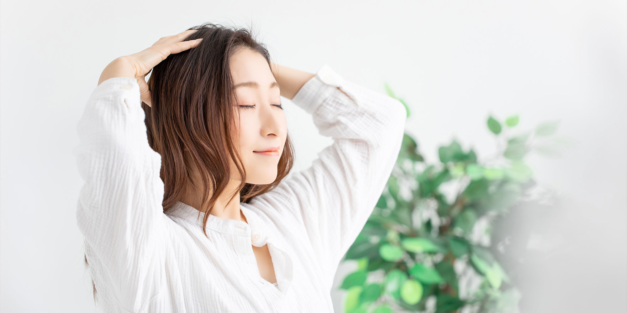 頭を揉みほぐす女性