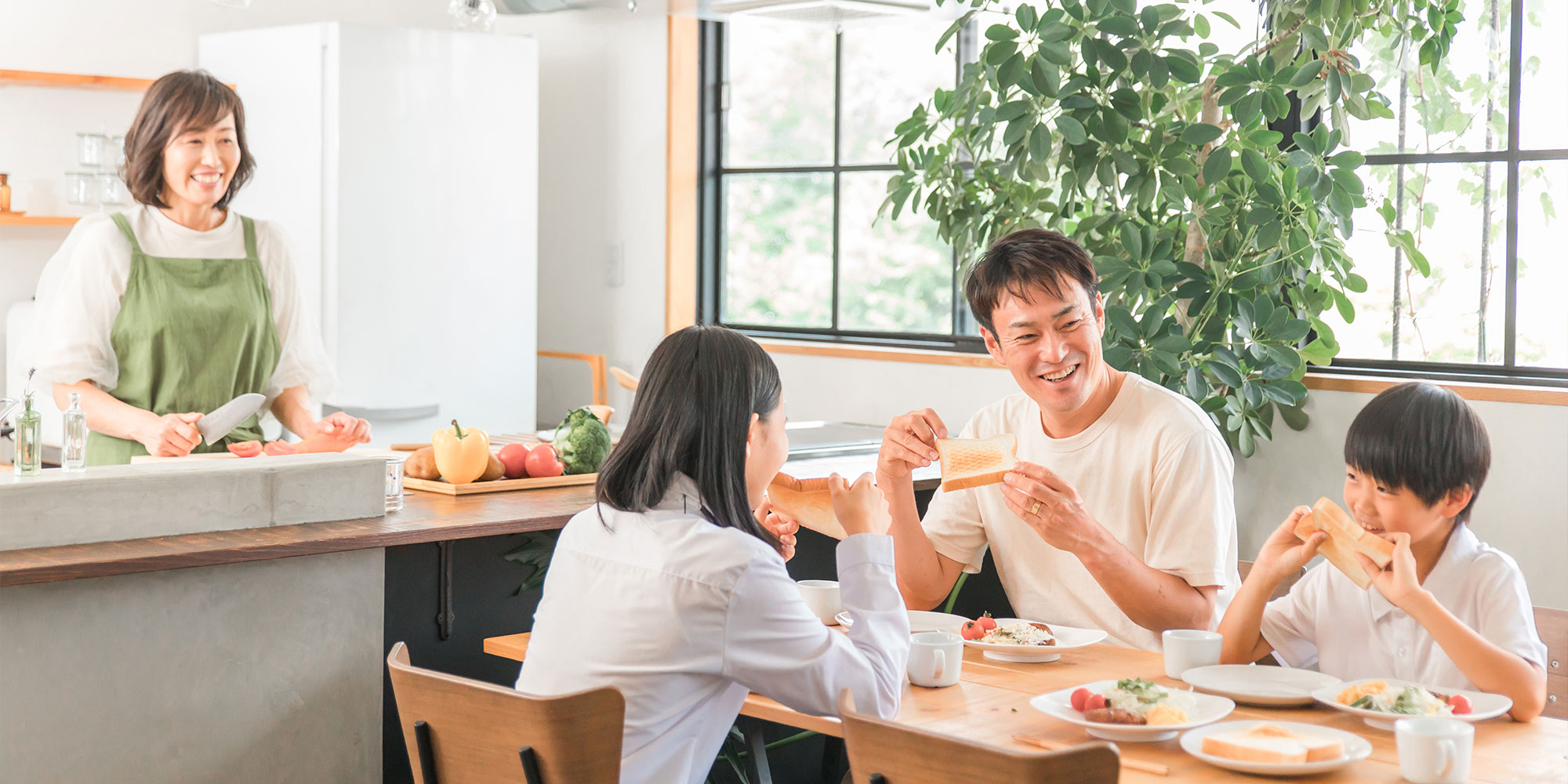 朝食をとる家族