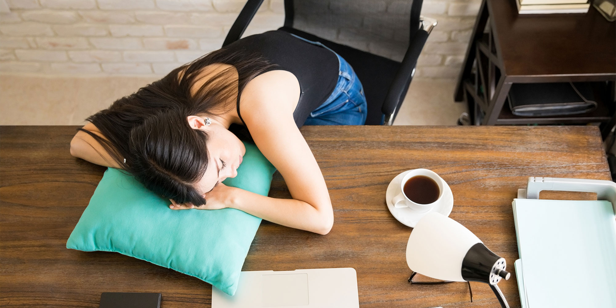 仮眠をとる女性