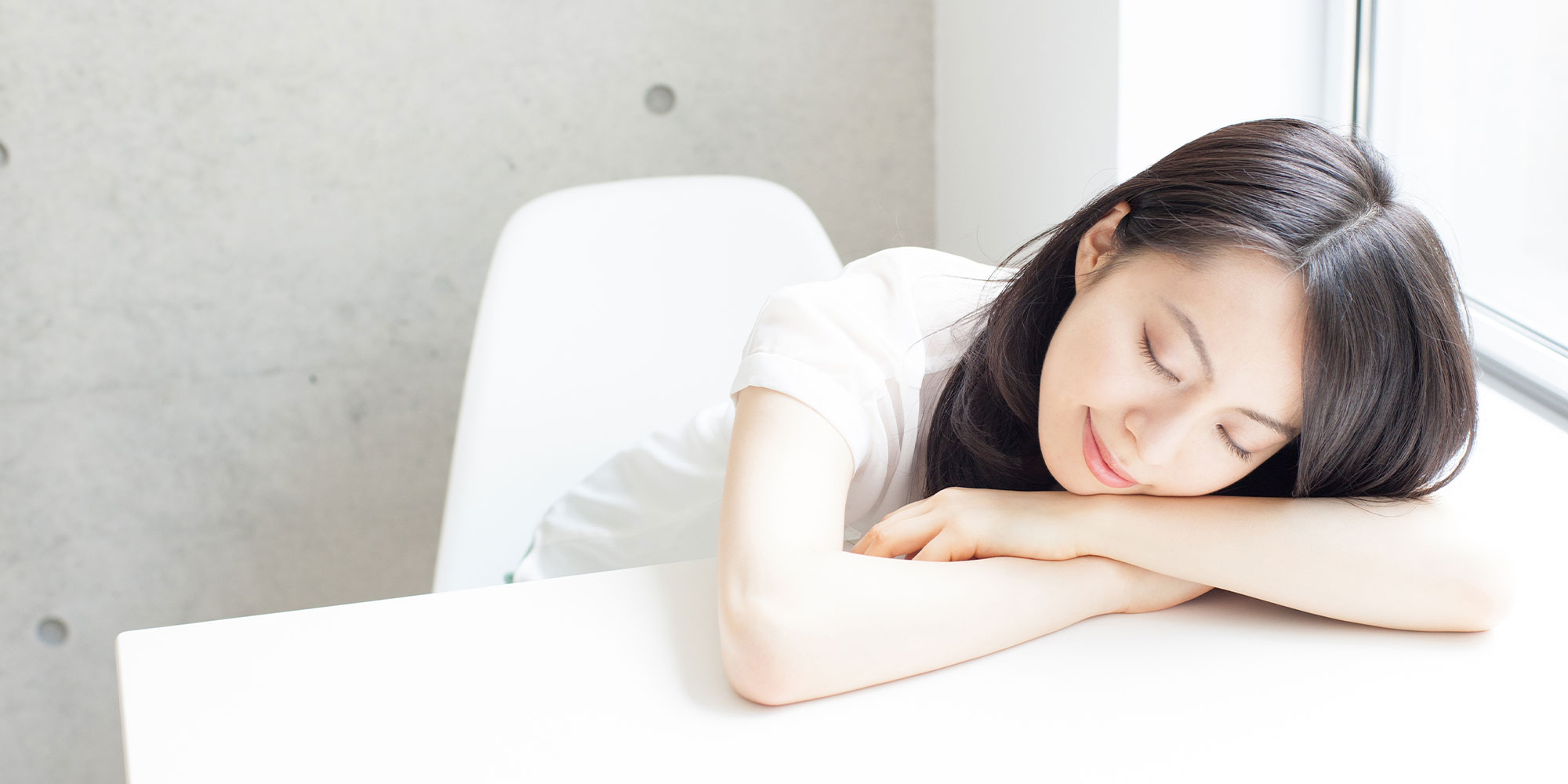 パワーナップをする女性