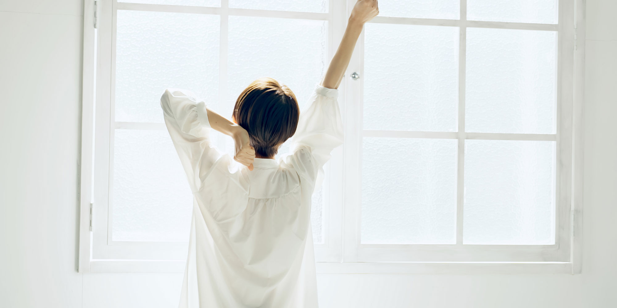 朝日を浴びる女性