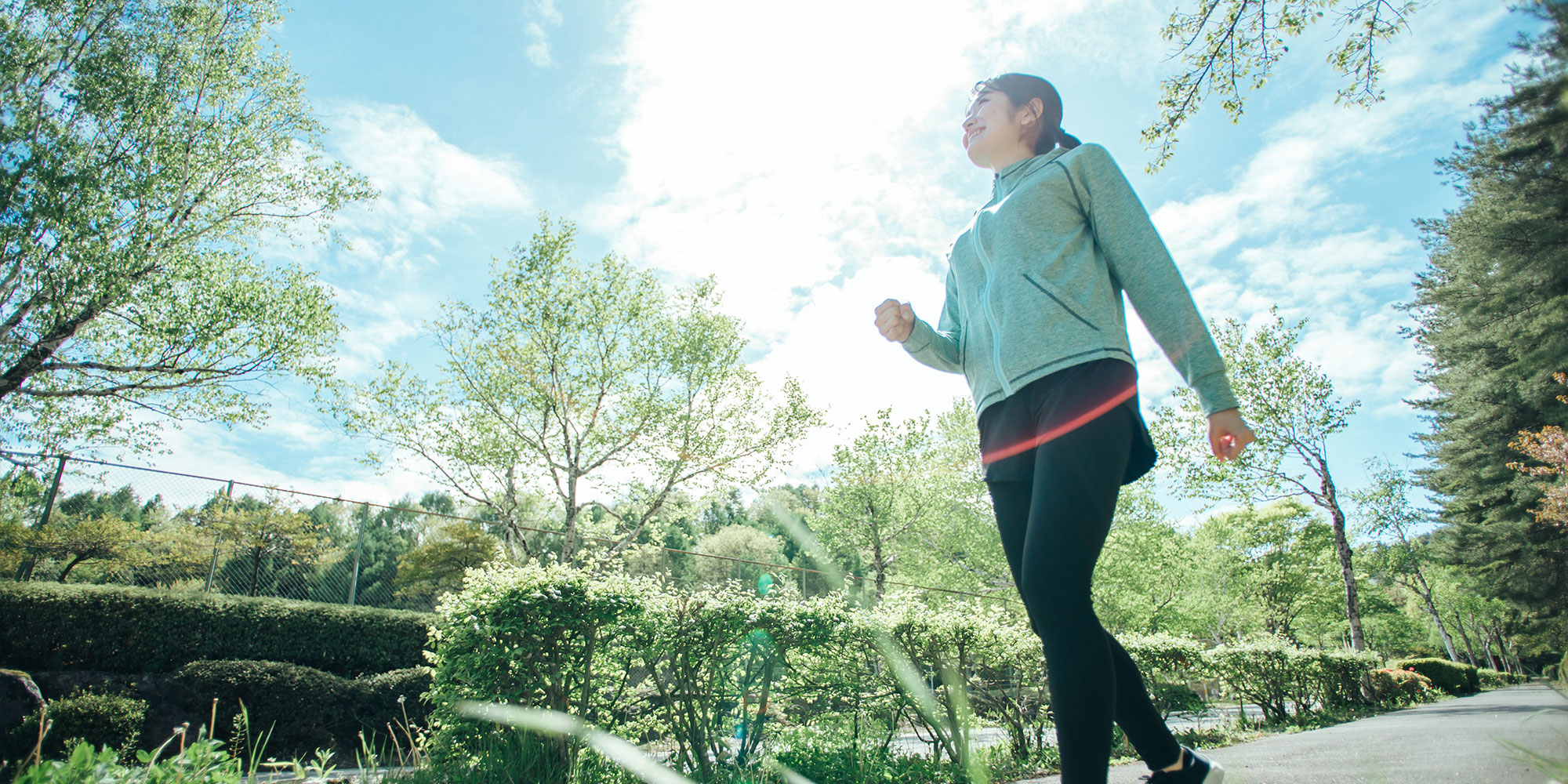 ウォーキングをする女性