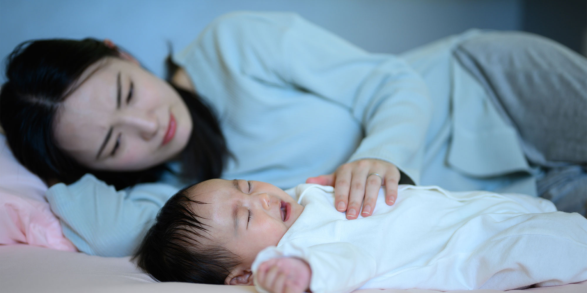夜泣きの赤ちゃんと女性