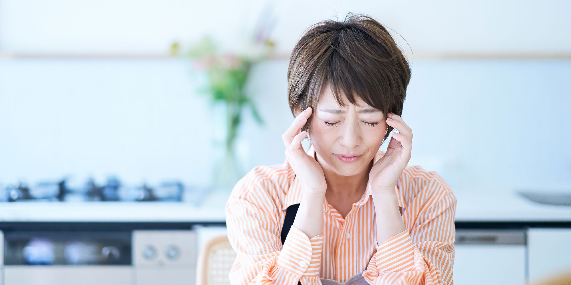 頭を抱える女性