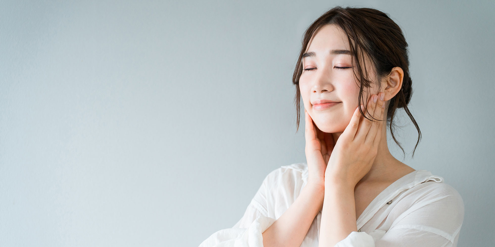 目を閉じる女性