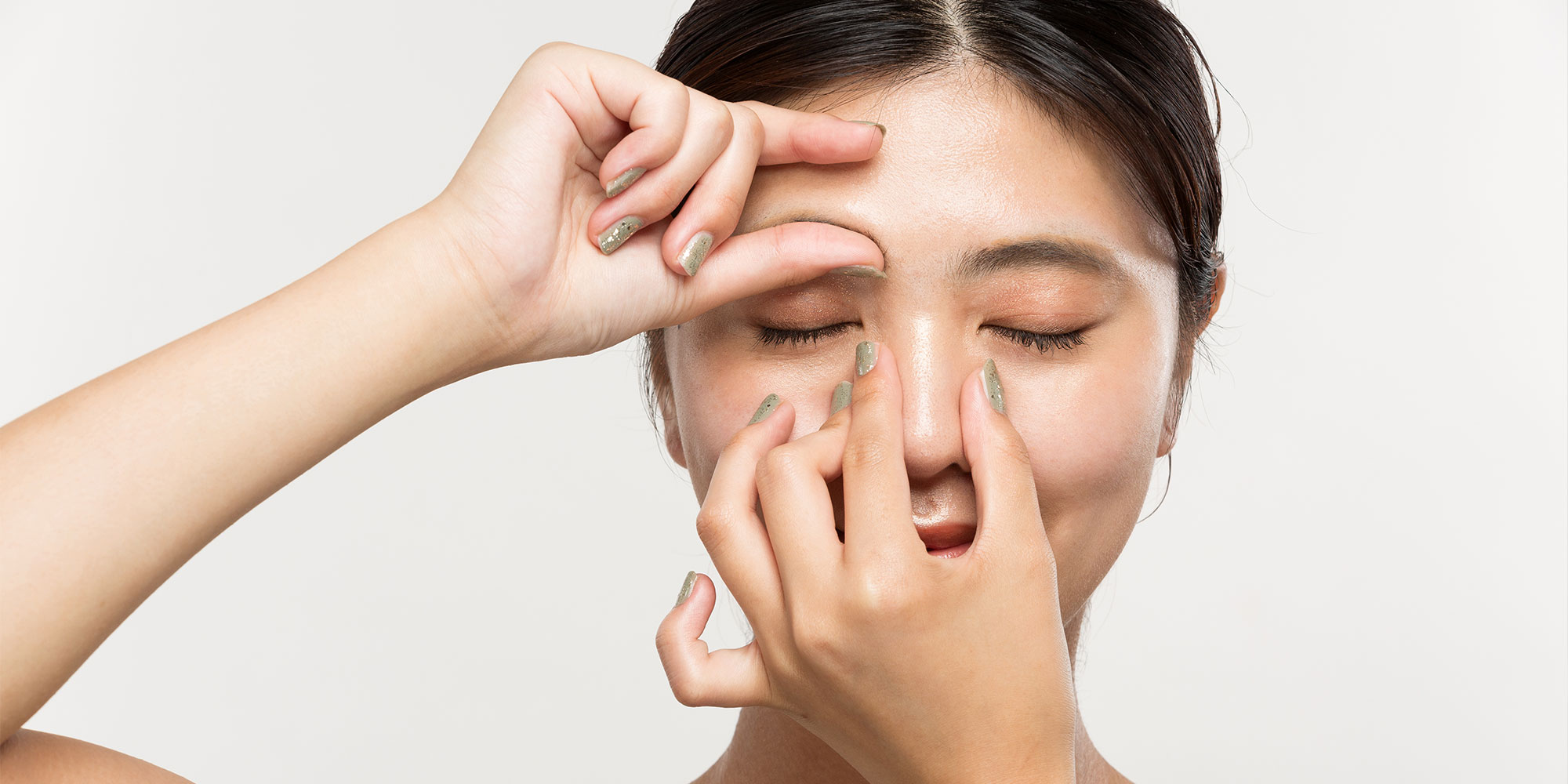 顔をマッサージする女性