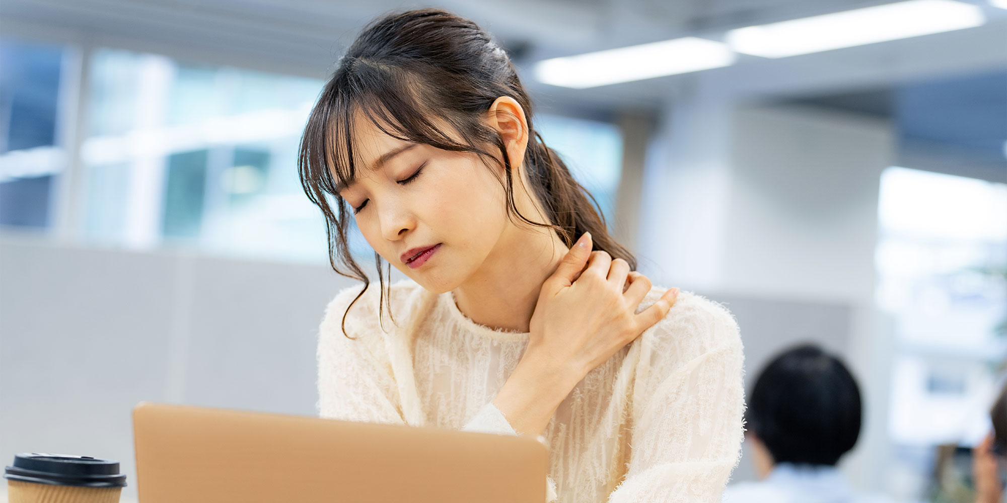 肩こりの女性