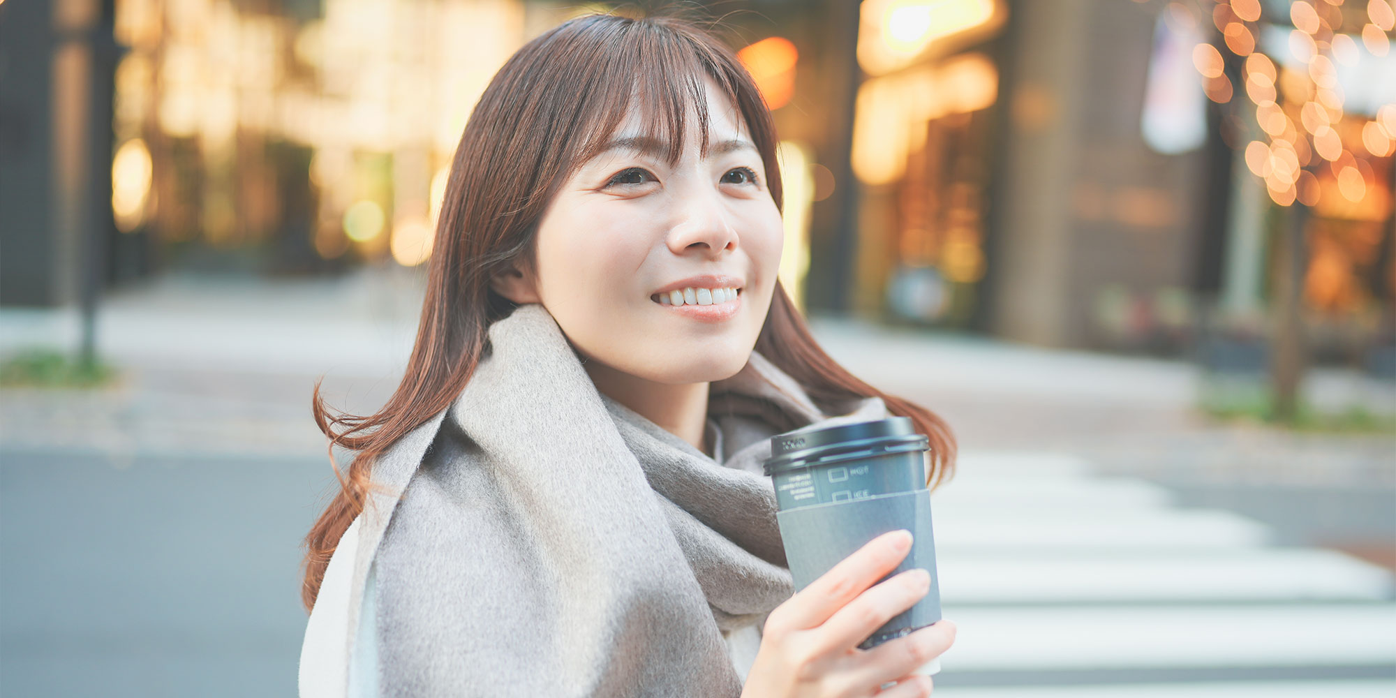 ストールを身につける女性