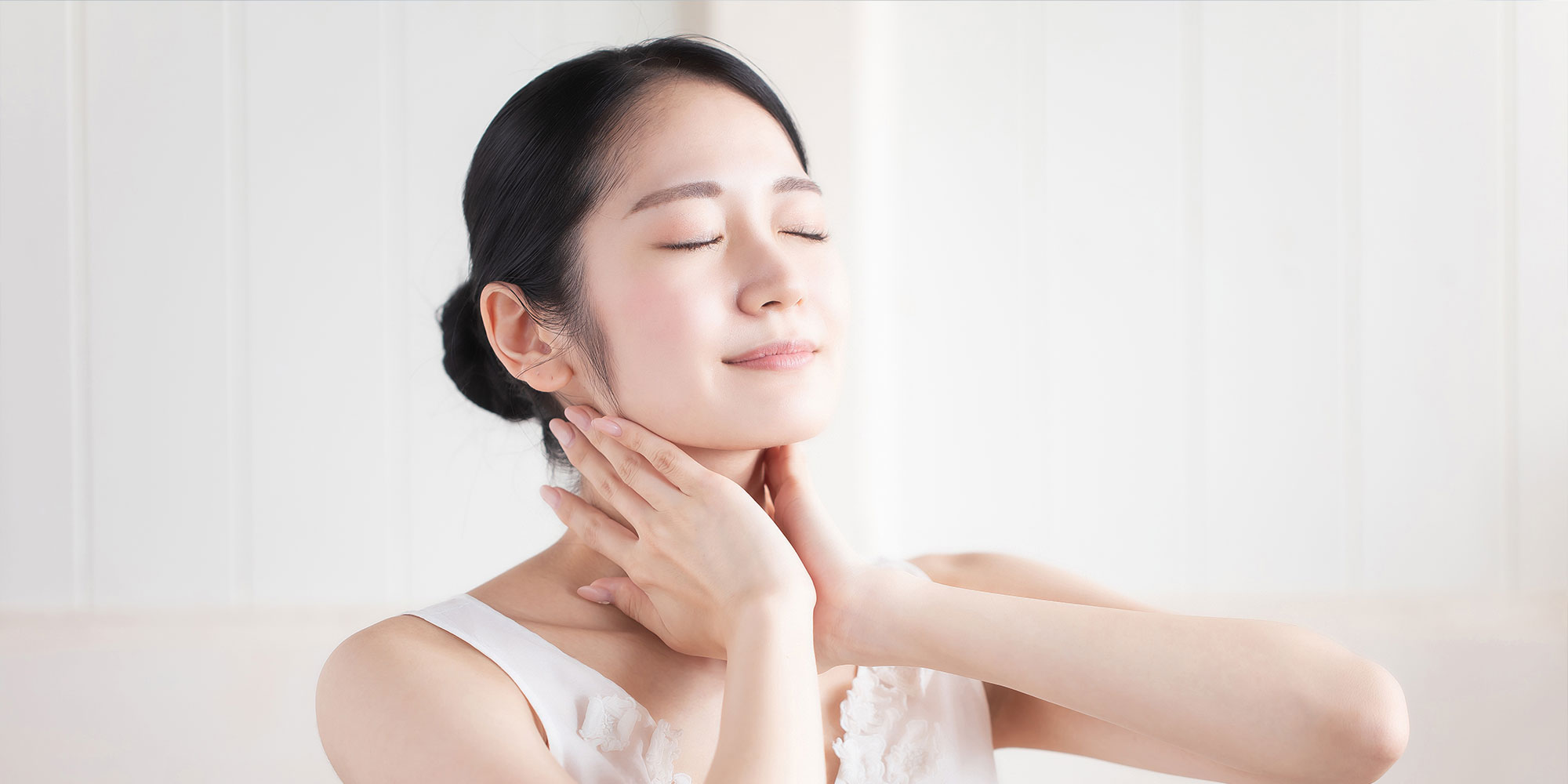 首のストレッチをする女性