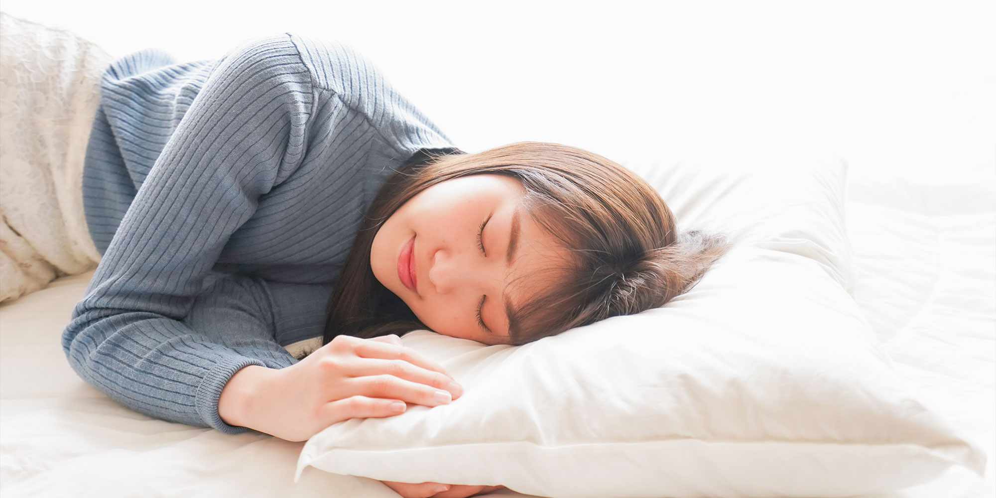 眠る女性