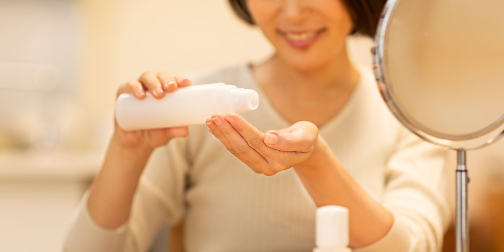 スキンケアをする女性