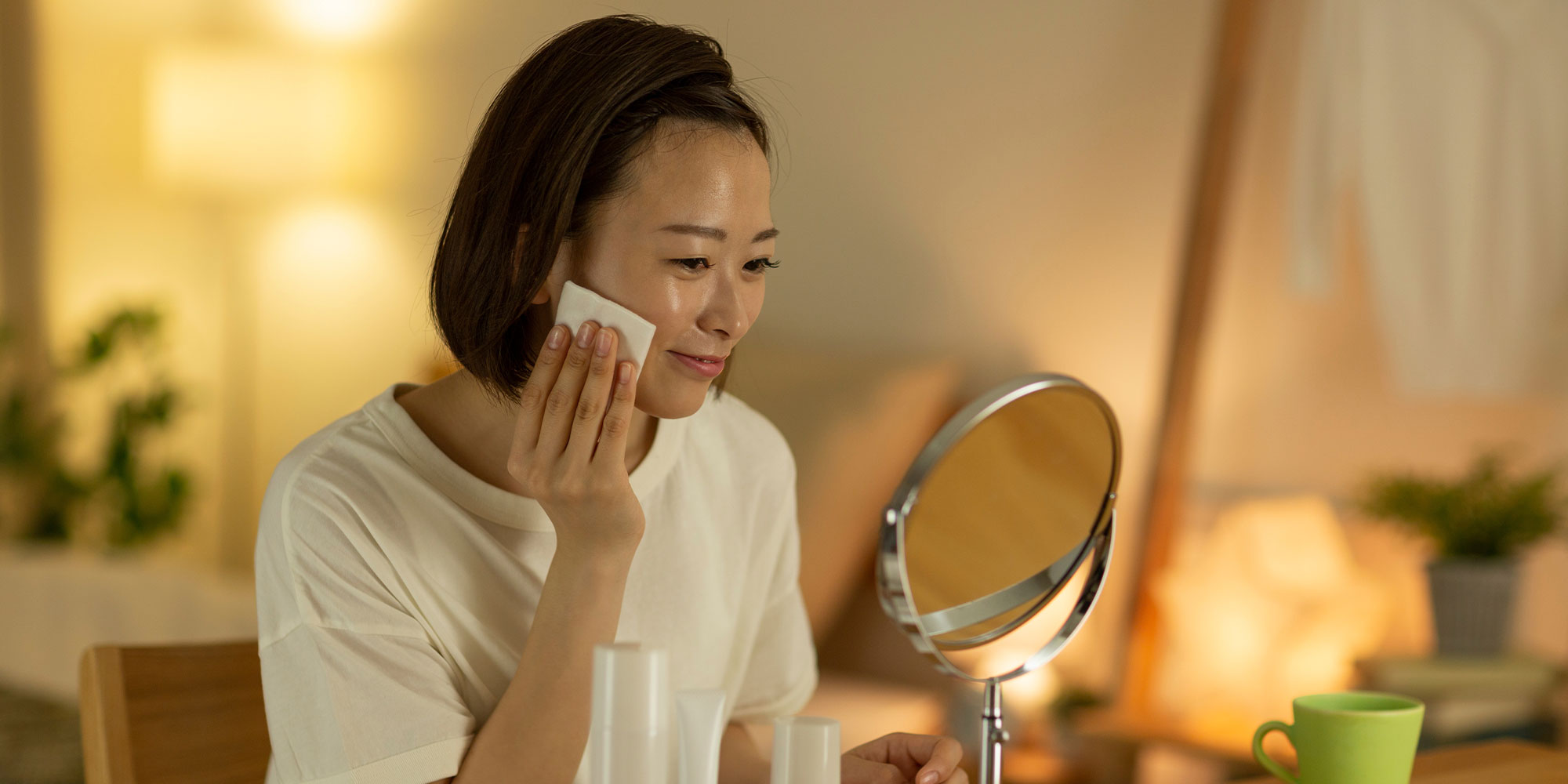 夜のスキンケアをする女性