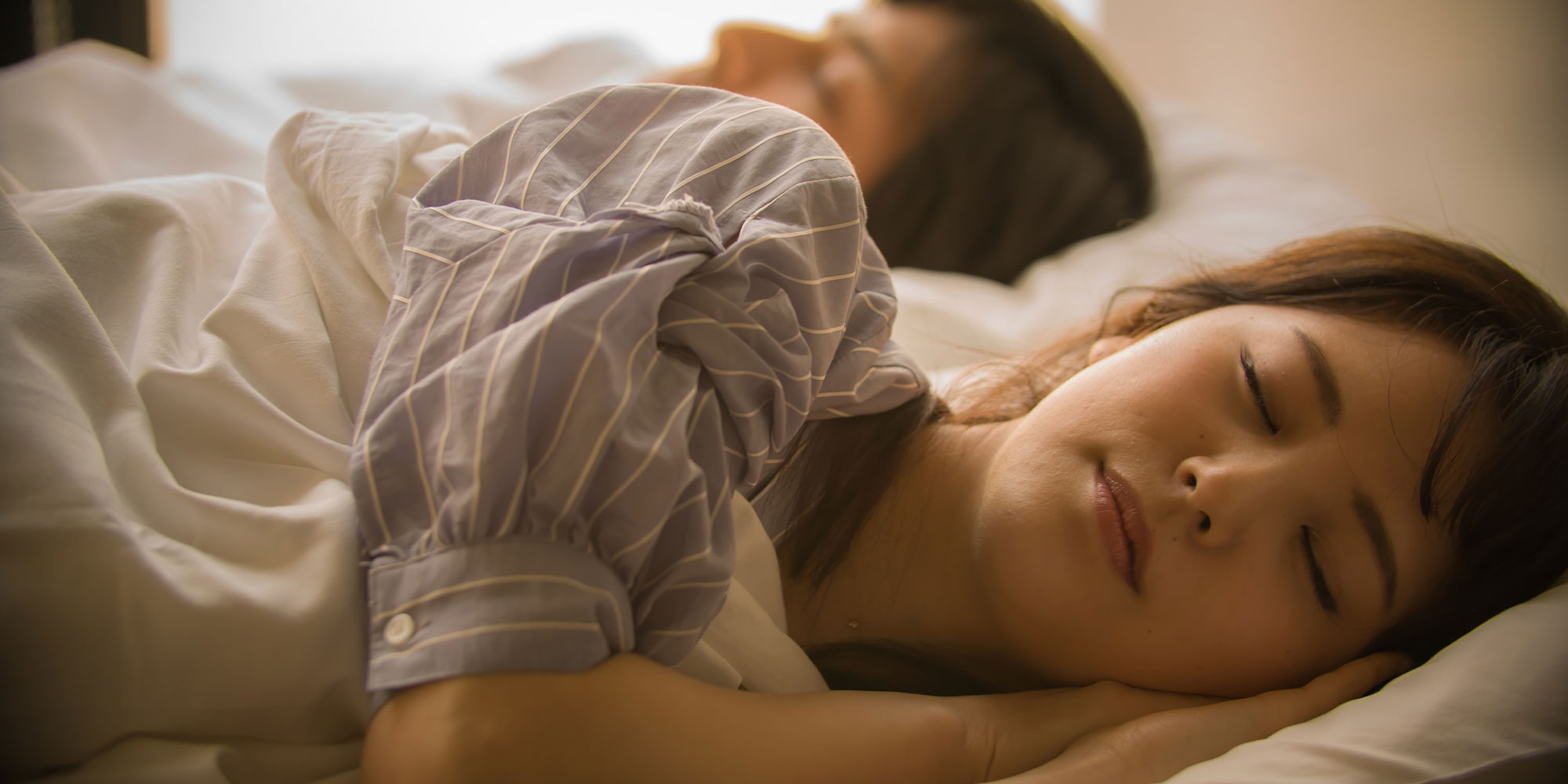 横向きで眠る女性と仰向けで眠る男性