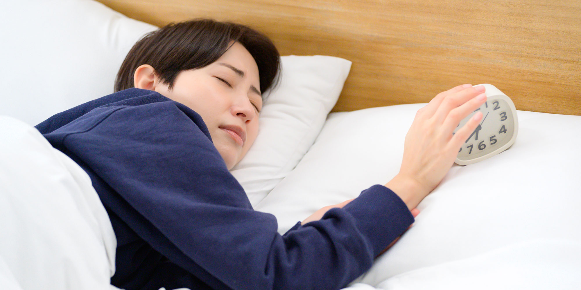 眠る女性
