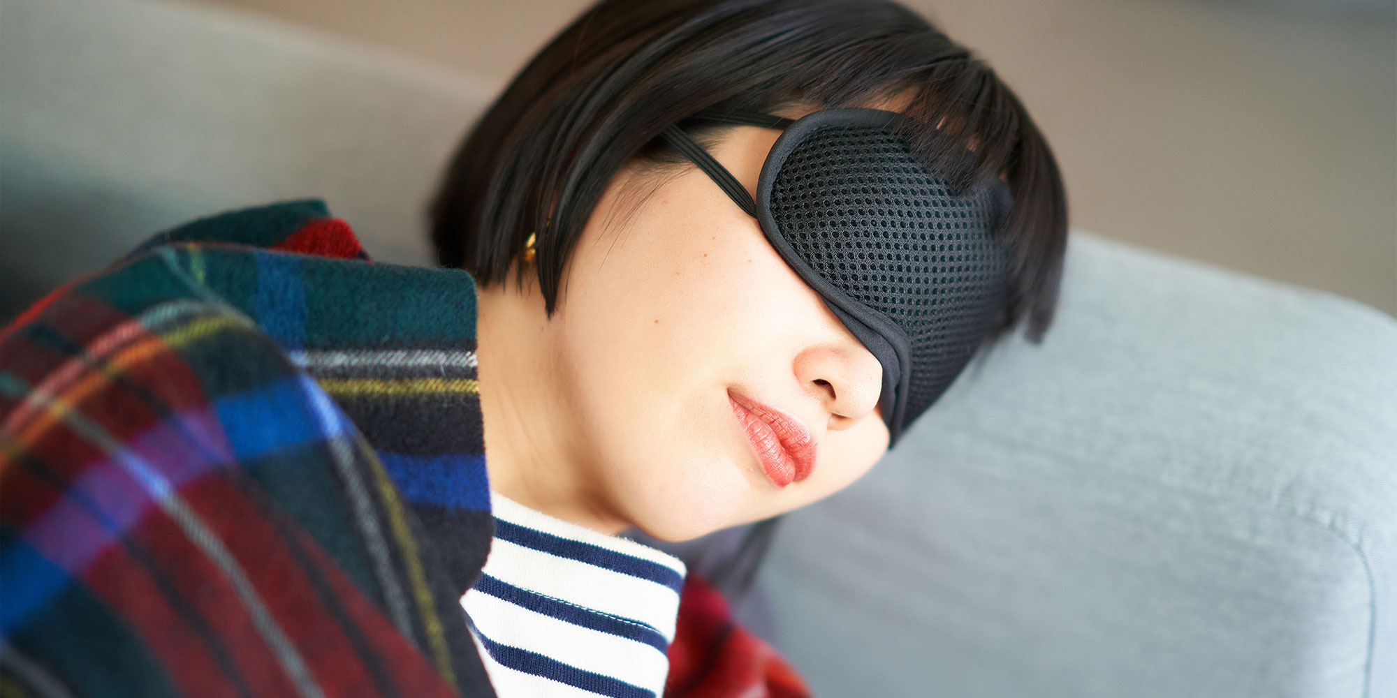 アイマスクをして眠る女性
