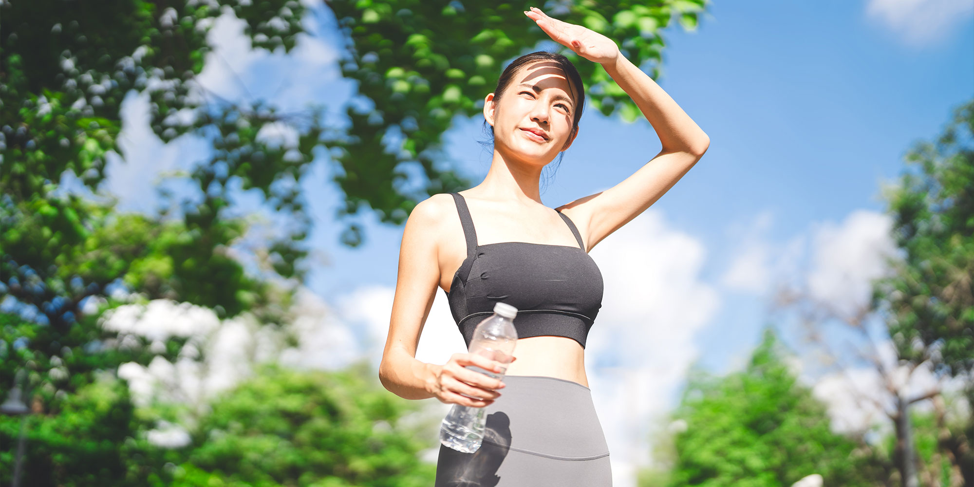 夏の日差しを受ける女性