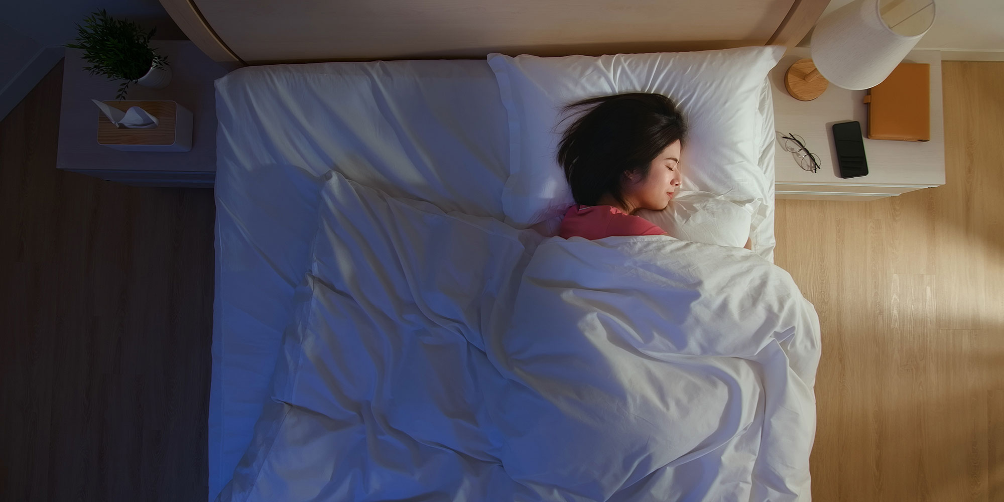 眠る女性