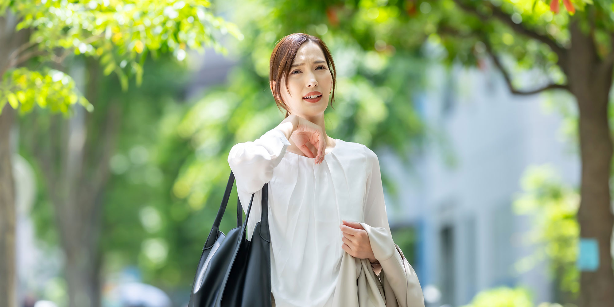 暑い女性