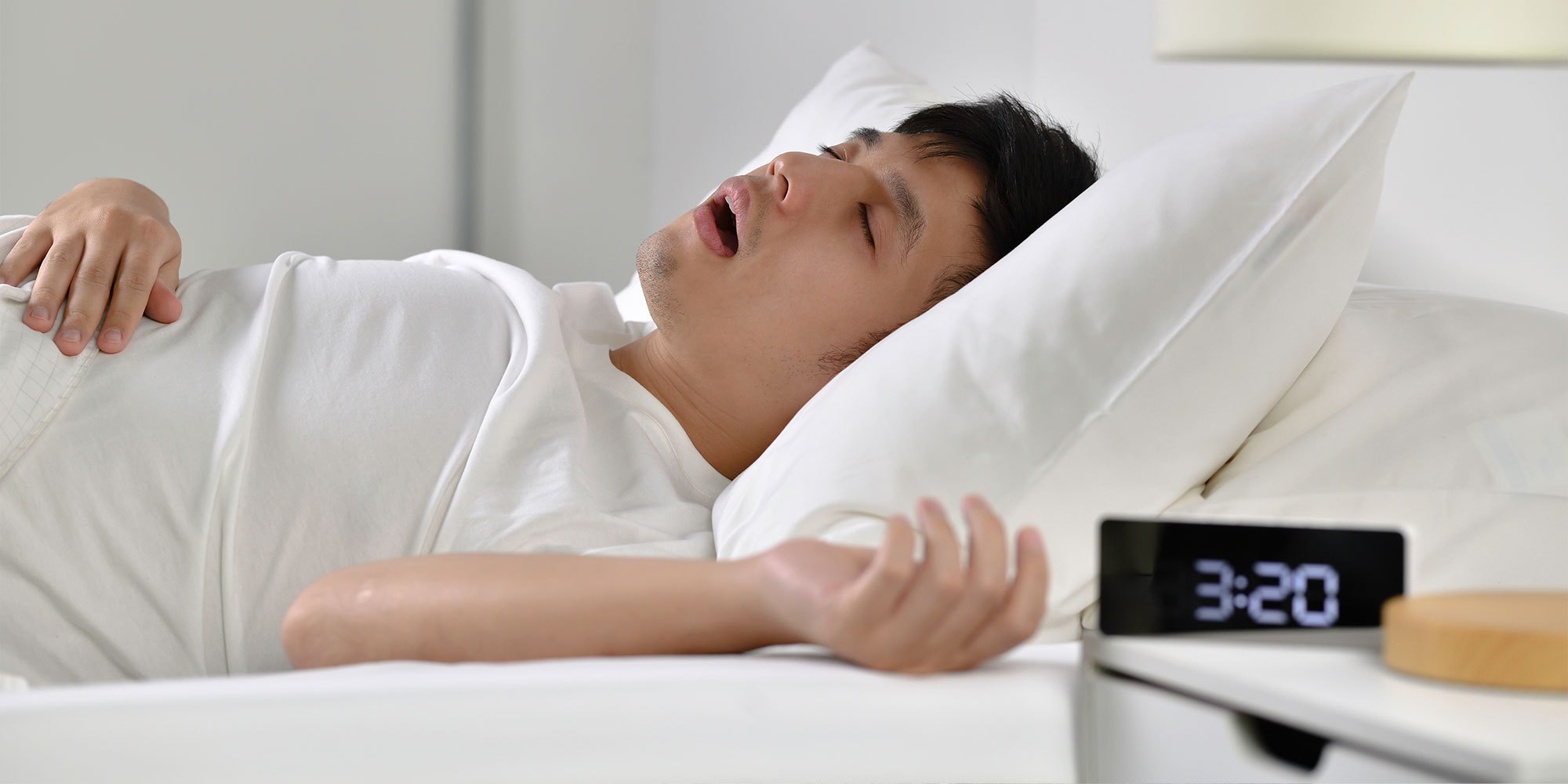深く眠る男性