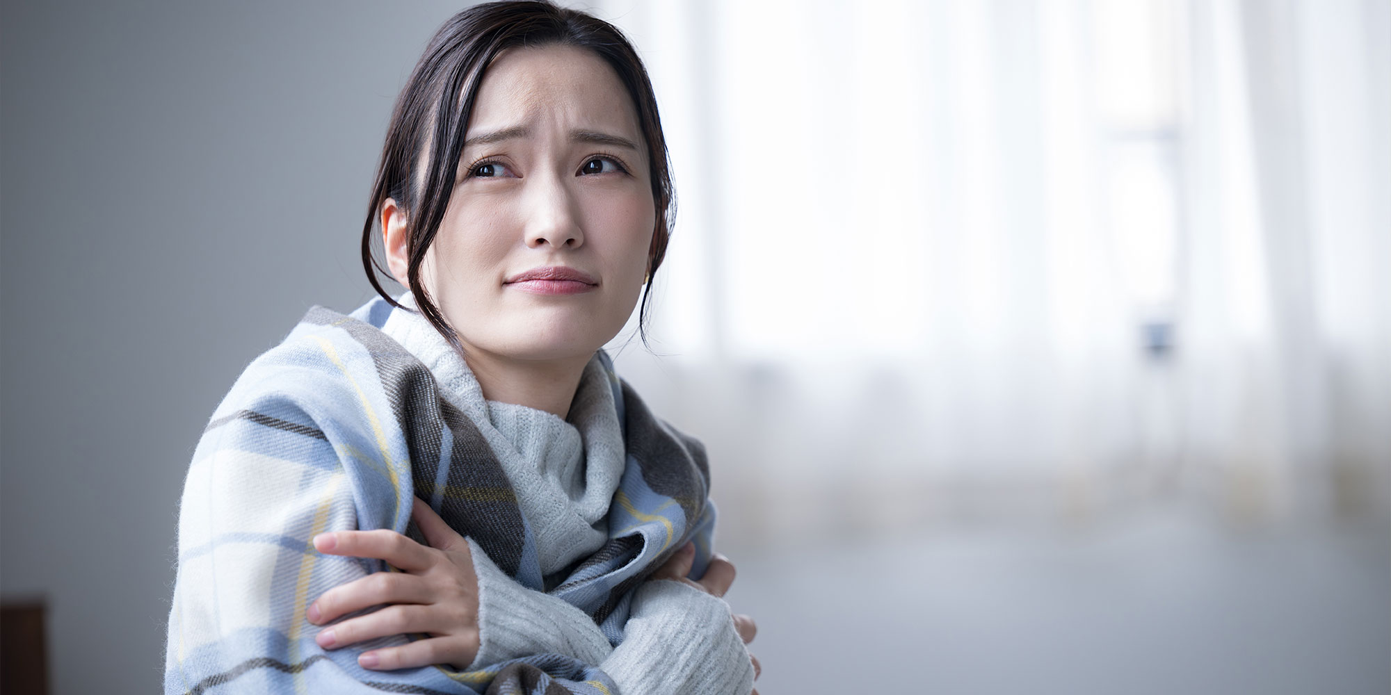 寒がる女性
