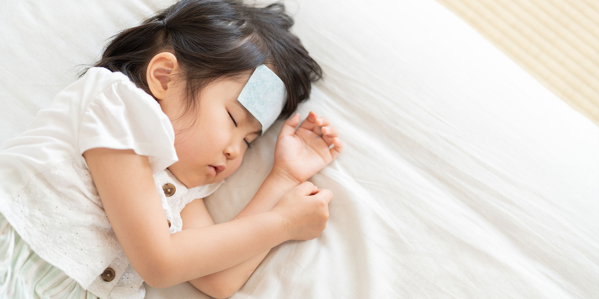 冷えピタを貼って眠る子ども